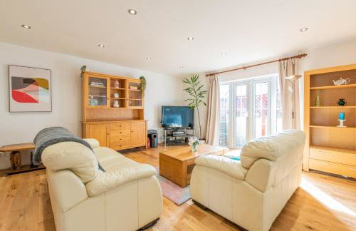 London Stratford - Spacious 2 bed flat with secured parking & private garden - Foto 1