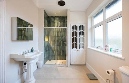 Detached House In Prestwich Sleeps 10 with Parking - Foto 36