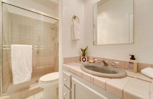 Near Dtwn and Pioneer Park Home with Furnished Patio - Foto 18