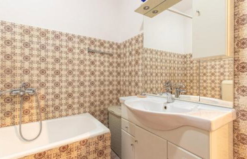 3 Bedroom Stunning Home In Modric - Photo 23