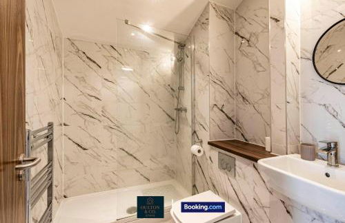 Luxury Retreat For 10 Short Lets & Serviced Accommodation Manchester with Hot Tub and Spacious Garden - Foto 54