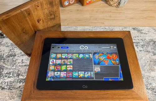 Step into School Spirit at the Golden Dome Getaway - Foto 16