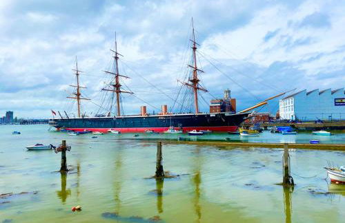 2 Double beds OR 4 Singles, 2 Bathrooms, FREE PARKING, Smart TV's, Close to Gunwharf Quays, Beach & Historic Dockyard - Foto 22