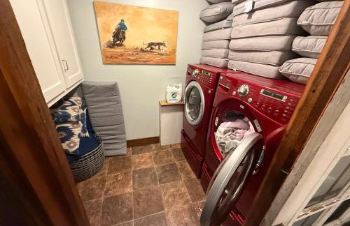 Home 7 beds, 2 baths Farmstay at Pygmy Goat Farm Byron Center Michigan - Foto 28