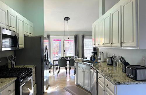 3 BR w/ King Bed, Standing Desk, Ping Pong, Arcade - Foto 16