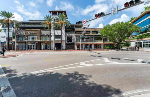 Breathtaking Direct Bay Views 2 bedroom condo with parking - Foto 44