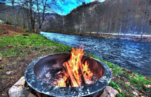 The Hala Lodge and Campground -Riverfront Class 3 -1bed 1bath on Nantahala River - Foto 1