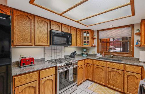 Pristine Cabin on Wooded Lot. Fantastic Location Pool Table - Foto 17