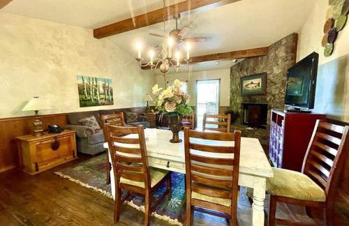 C8, Two bedroom, two bath log-sided, lake view luxury cottage with hot tub - Foto 16