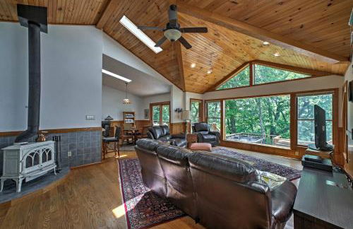 A Scenic View Lodge in Ozarks with Views and Hot Tub - Foto 4