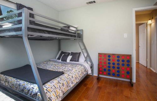 Lakefront House with Boat Dock, BBQ in Peaceful Flint - Foto 27