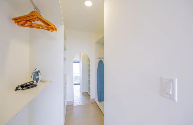 Luxurious 1BR Apartment With Stunning Balcony View - Photo 17