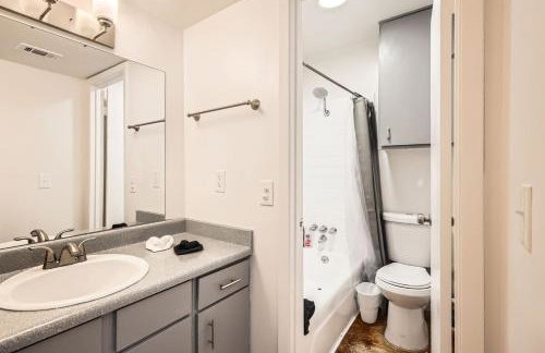 Your Cozy King Suite Getaway - Sleeps 4 - Pool, Prkg - Foto 14