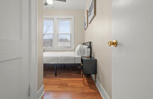 2-Story Stay with Game Lounge & Free Parking Spots - 5 mins to NYC Train - Foto 5