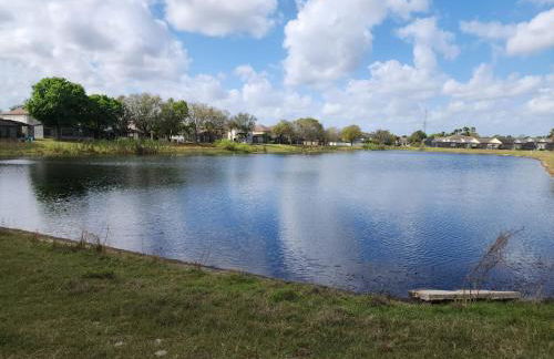 Spacious family home w pool & game room - Photo 104