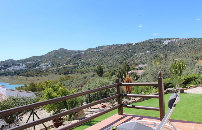 Serene Retreat in Lake Vinuela With Breathtaking Views - Foto 20