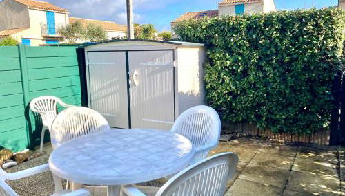 House in private residence , beach and pool access - Photo 4