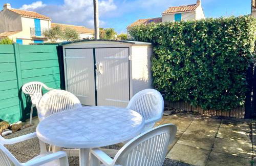 House in private residence , beach and pool access - Photo 4