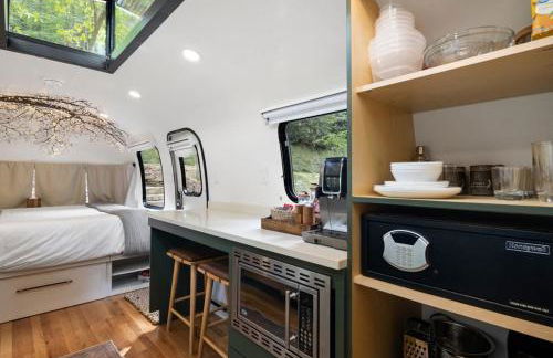 Airstream w Bathtub, River, & Hot Tub - Foto 26