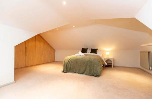 Hot Tub Free Parking 5 Bedroom Large Space - Photo 23