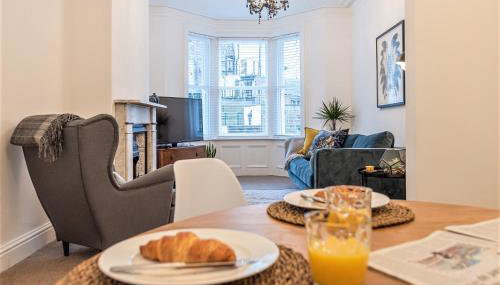 Perfectly Located 4 Storey Townhouse With 2 Parking Spaces In Central Harrogate - Foto 1