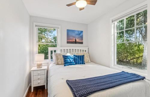 Steps to Beach + Sunset Views! East Marion Home - Foto 14