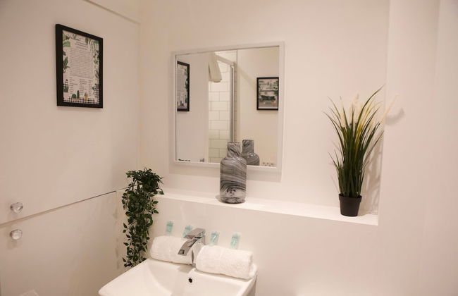 The Sailing Club - 6 Bedroom Hot Tub Town Centre - Photo 31