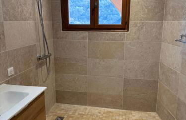 Gite boutx avec Jacuzzi 12 personnes 5 LITS DOUBLES ET 1 CANAPE LIT - Foto 10