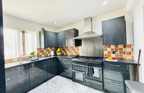 3 bedroom house sleeps 5 free parking long stay discounts - Foto 26