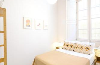 Modern 3 bedroom, city center with patio & high ceilings by 10ToSea - Photo 10