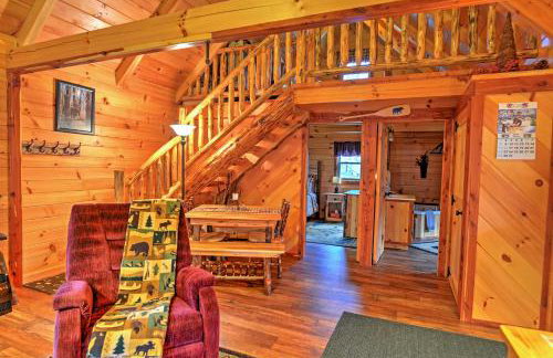 Rustic Dundee Log Cabin with Hot Tub and Forest Views! - Foto 21