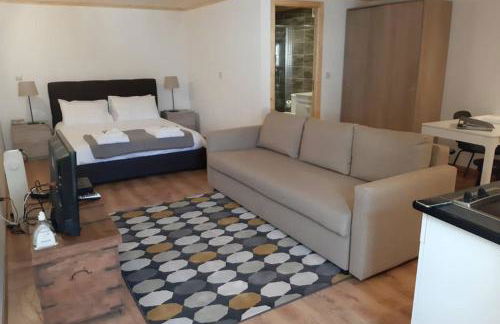 Aurora Papas - Photo 1