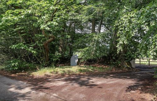 The East Wing Set in Beautiful Gardens Parking - Foto 25