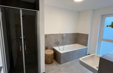 REMA Homes - 180x200 Bett Küche Bad 50'' TV Tiefgarage - Foto 18