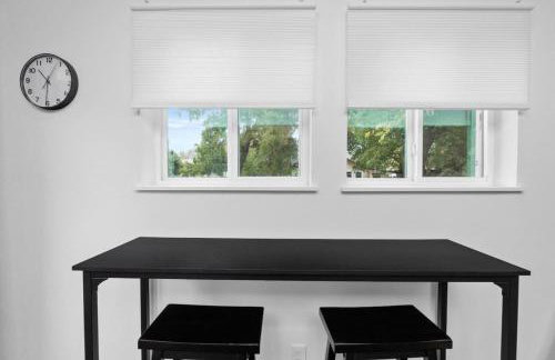 Spacious and Bright with Deck Walkable to 6th St - Foto 14