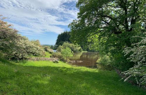 The Granary at Pentregaer Ucha, tennis court & lake. - Foto 28