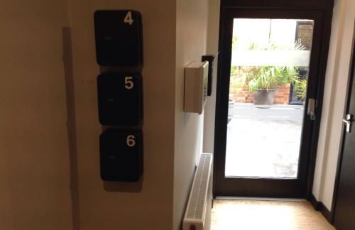 Rooms @ Number Six - Photo 25