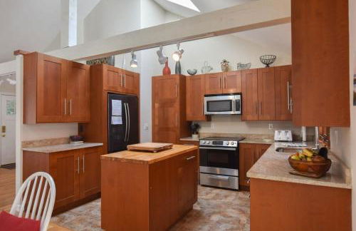 Pond Front Home with Private Dock - Foto 6