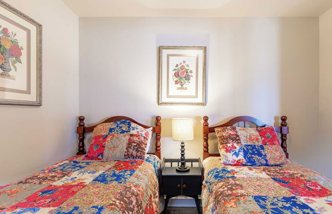 Private Beach Access + Water Views! Sleeps 18, Historic 6bdr Farmhouse w/ Deck - Foto 35