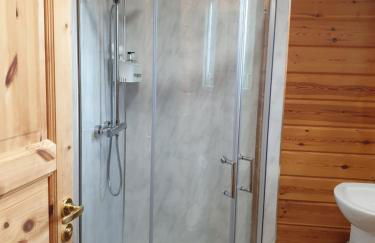 Luxurious lodge, Woodlands View, Hot tub at Rudyard Lake, couples or small family - Photo 23