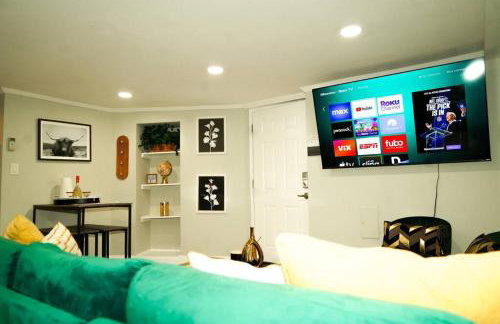 Modern 1BR Unit with Free Parking Walk to Metro - Foto 3