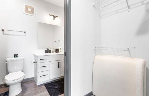 Bright & Cozy 2BR Retreat w Parking Broad Ripple - Foto 50