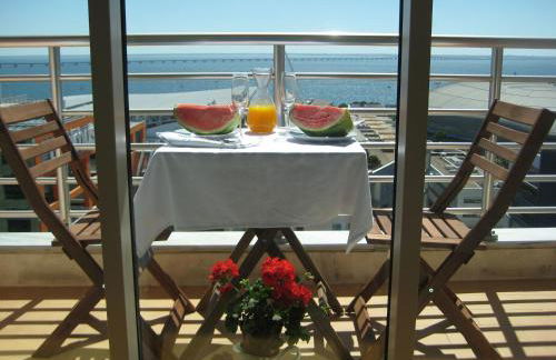 Haven in Lisbon - Exquisite Top Floor with 7 meters Balcony to the Longest Waterfront in Lisbon - Foto 4