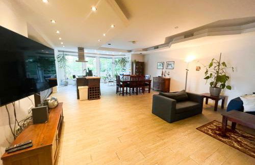 Große & voll ausgestattete Apartments, Studios, Doppelzimmer, Workspace, Parkplatz, Netflix, Prime & schnelles Wifi in ruhiger Lage mit Garten - Foto 40