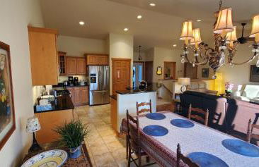 Beautiful 4+ bed 3 bath Condo 20 minutes to Madison - Foto 1