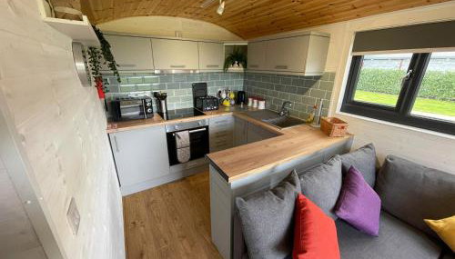 Maple Lodge Quirky Salvaged Railway Carriage with Hot Tub - Foto 3, stove, pet friendly, toaster, minibar