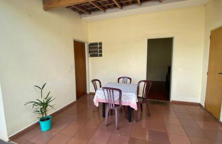 Casa com varanda, 2 quartos, wi-fi, próximo ao centro da cidade - Foto 1