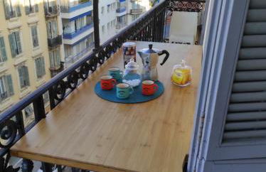 Pretty and quiet top floor 2 bedroom flat in the port area of Nice - Photo 1