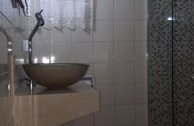 Chale de Madeira - Lareira e Fogueira---lindo gramado com mesa para café da manhã, churrasqueira e fogueira - Foto 22