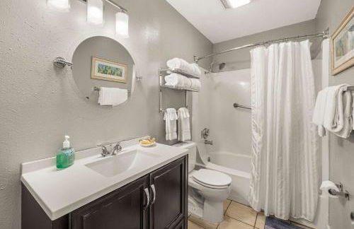 Oceanfront Suite - Sleeps Six - Pool & Hot Tub - Foto 25